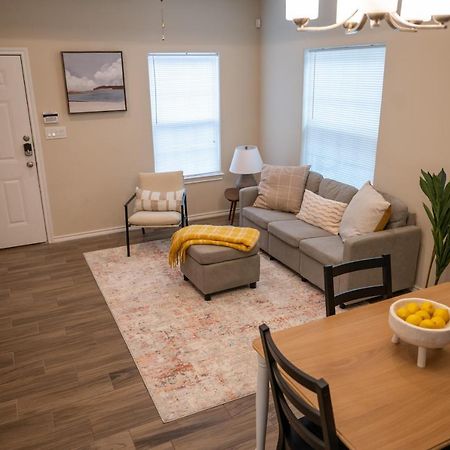 Fabulous King Size Bed In A Gated Neighborhood! Apartment Edinburg Bagian luar foto