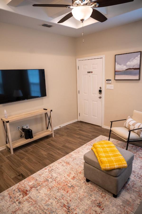 Fabulous King Size Bed In A Gated Neighborhood! Apartment Edinburg Bagian luar foto