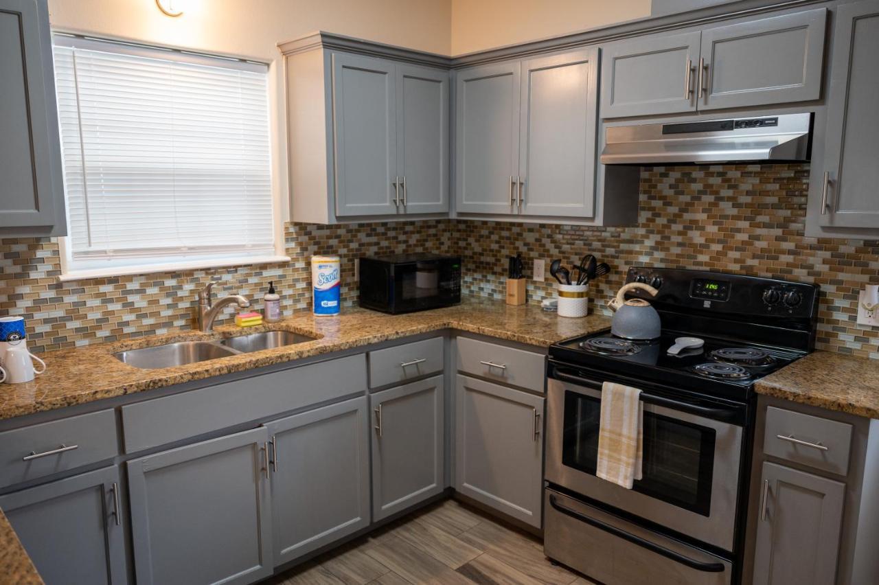Fabulous King Size Bed In A Gated Neighborhood! Apartment Edinburg Bagian luar foto