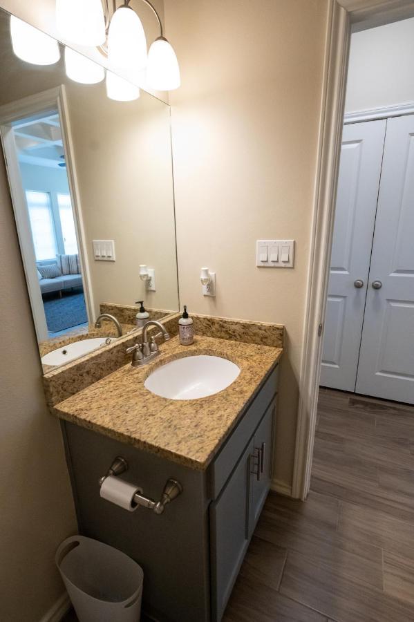 Fabulous King Size Bed In A Gated Neighborhood! Apartment Edinburg Bagian luar foto