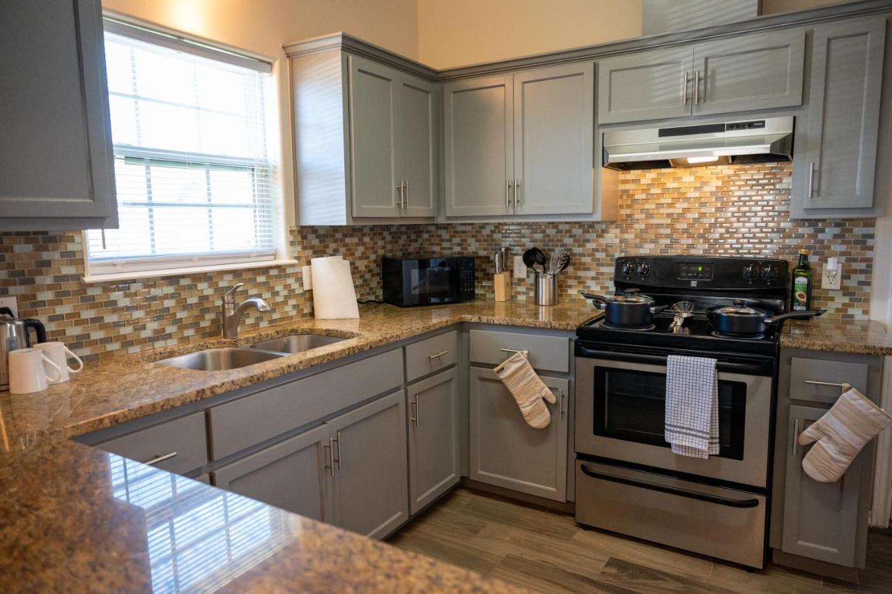 Fabulous King Size Bed In A Gated Neighborhood! Apartment Edinburg Bagian luar foto