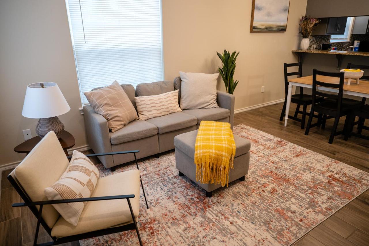 Fabulous King Size Bed In A Gated Neighborhood! Apartment Edinburg Bagian luar foto