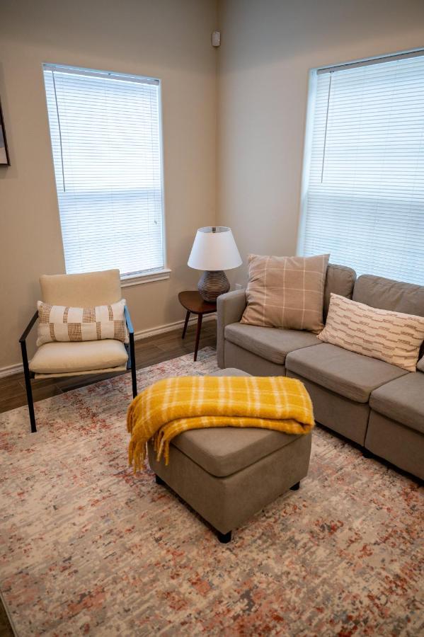 Fabulous King Size Bed In A Gated Neighborhood! Apartment Edinburg Bagian luar foto