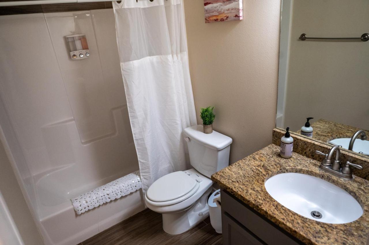 Fabulous King Size Bed In A Gated Neighborhood! Apartment Edinburg Bagian luar foto