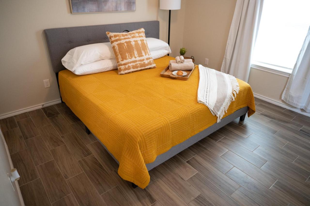 Fabulous King Size Bed In A Gated Neighborhood! Apartment Edinburg Bagian luar foto