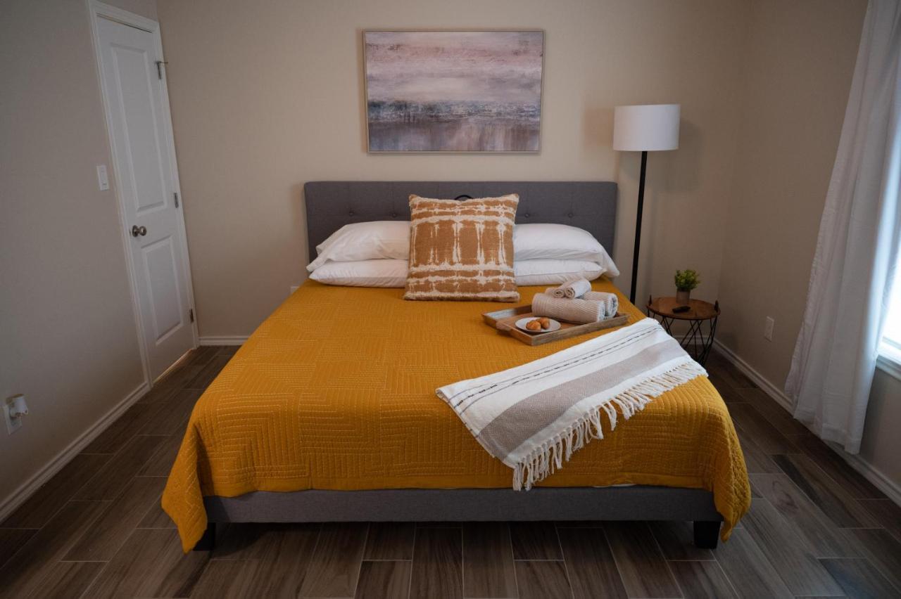 Fabulous King Size Bed In A Gated Neighborhood! Apartment Edinburg Bagian luar foto
