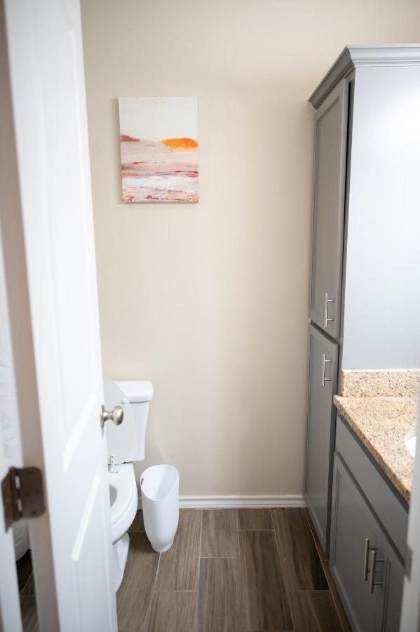 Fabulous King Size Bed In A Gated Neighborhood! Apartment Edinburg Bagian luar foto