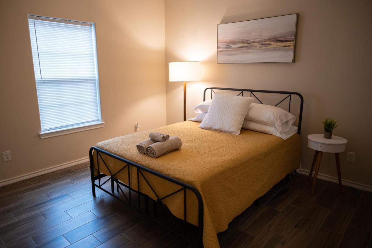 Fabulous King Size Bed In A Gated Neighborhood! Apartment Edinburg Bagian luar foto